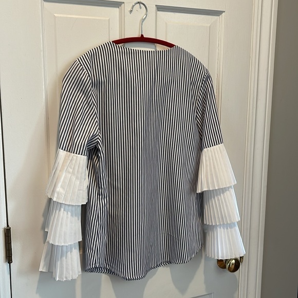 WAYF. Med, grey and white ruffles sleeve top - Picture 5 of 5